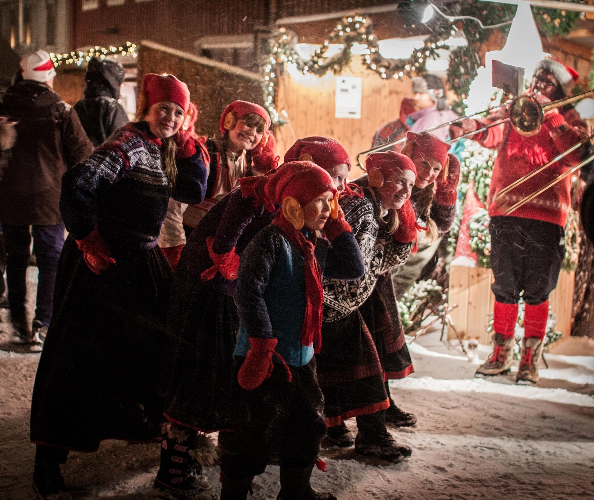 Nisser hører på nisseorkesteret. Foto: Bjørg Moen Skancke