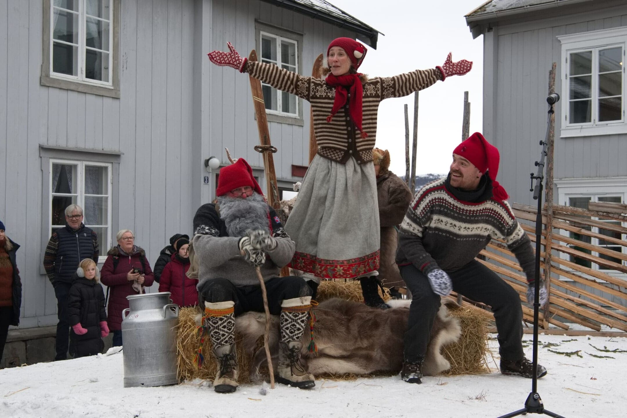 Nisseteater i gata. Foto: Svein Eggan