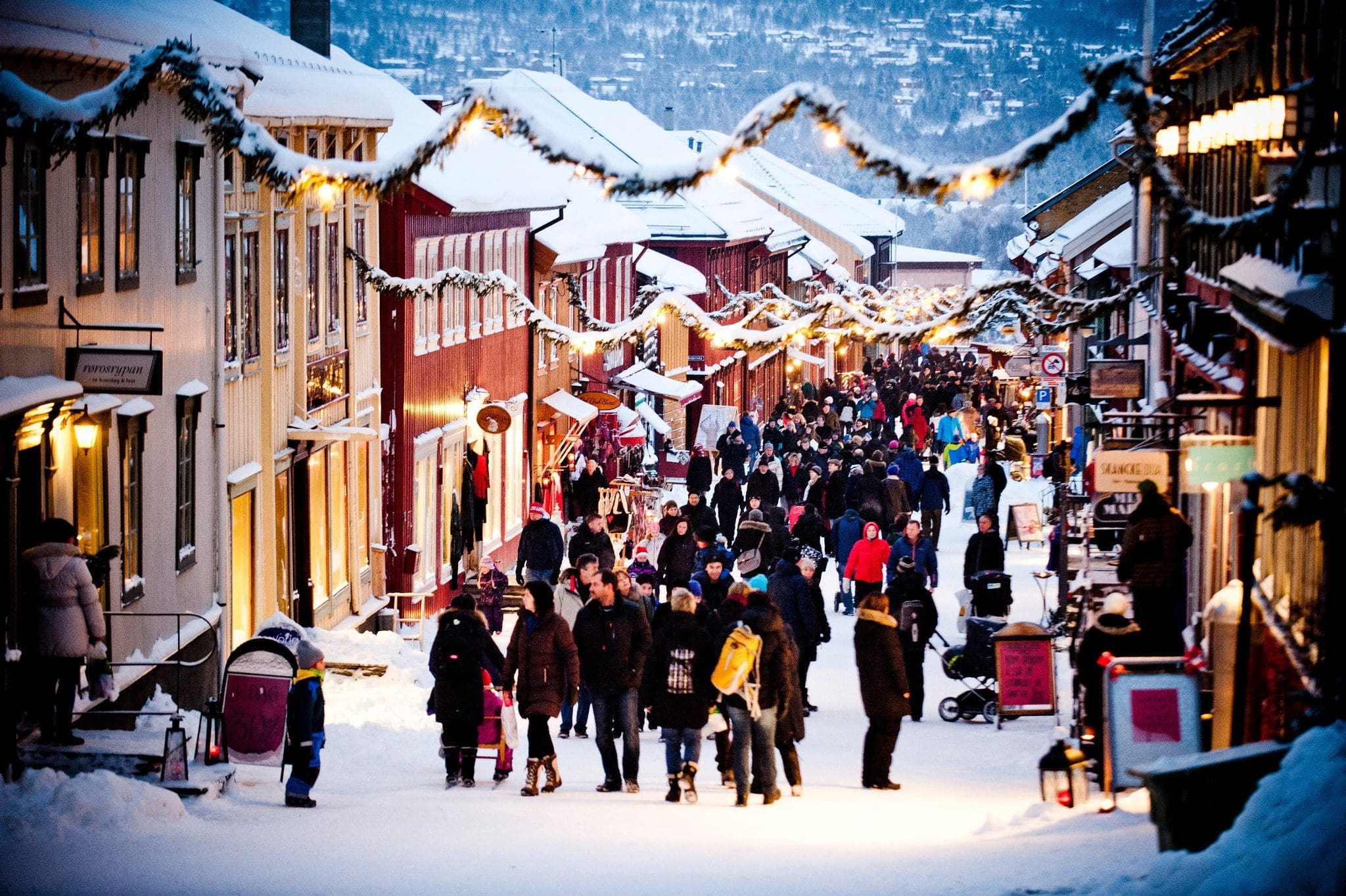 Butikkene og bodene har samme åpningstid på Julemarked Røros. Foto: Julemarked Røros