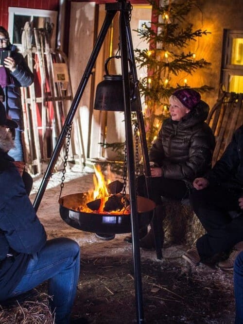 Kos og hygge rundt bålpanna. Foto: Bjørg Moen Skancke