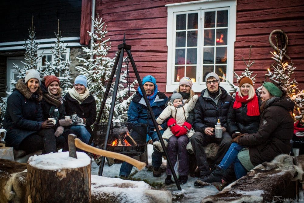 Rundt bålet. Foto: Bjørg Moen Skancke / Øyeblikket Foto