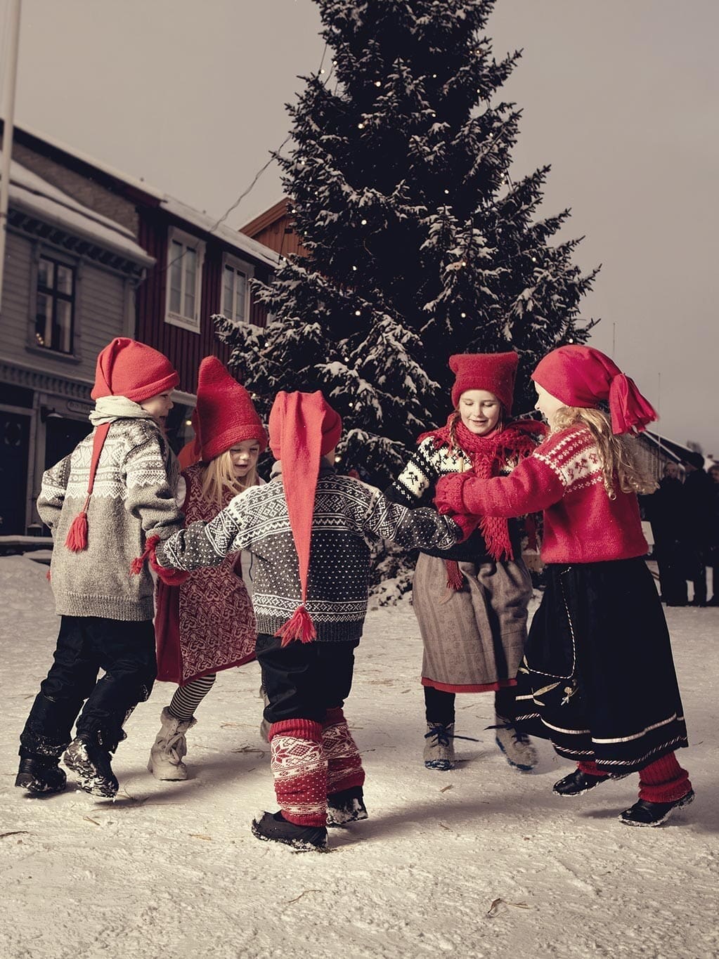 Dans ved juletreet. Foto: Tom Gustavsen