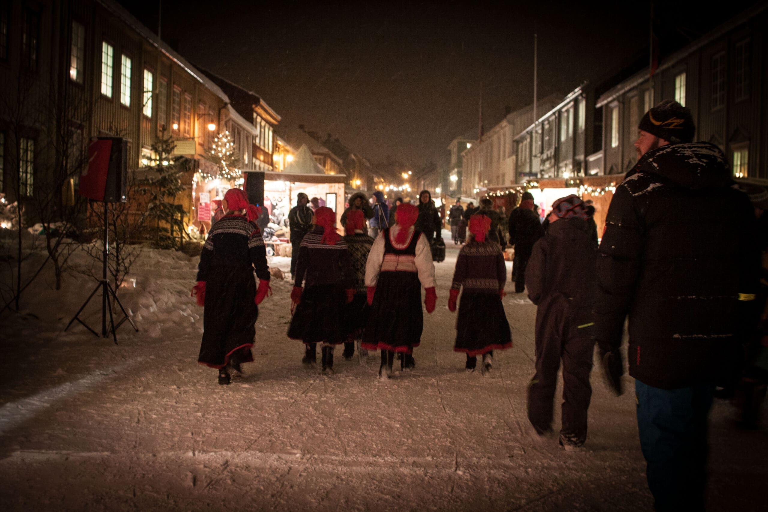 Nisser går i gata. Foto: Bjørg Moen Skancke