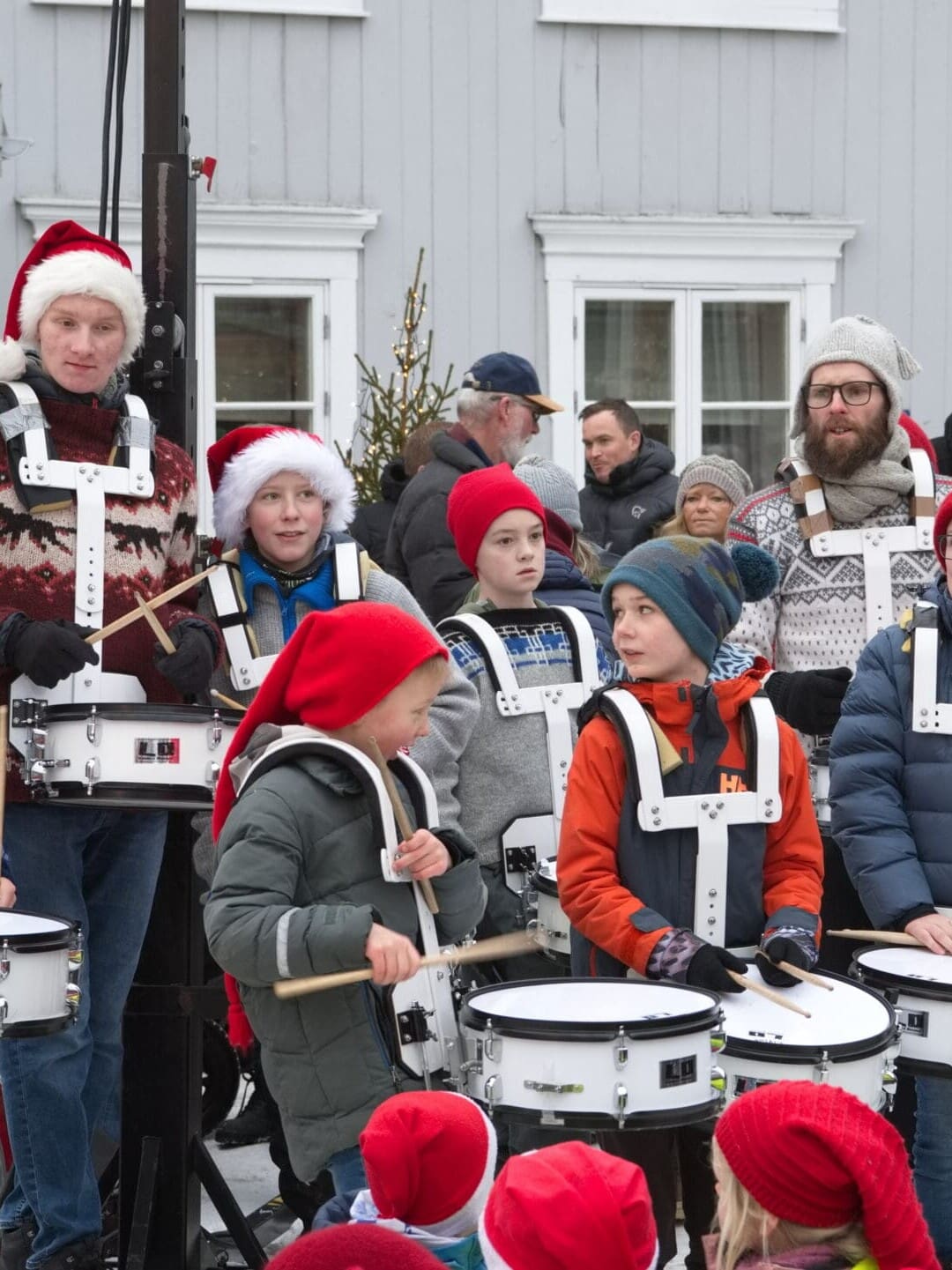 Tromme-elever fra Røros Kulturskole marsjerer gjennom gatene i nissetoget. Foto Svein Eggan.